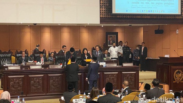 Rapat paripurna penetapan pimpinan DPD RI periode 2024-2029 berlangsung panas. Muncul dua bakal calon paket pimpinan DPD RI yang menguat dalam rapat itu (Firda/detikcom)