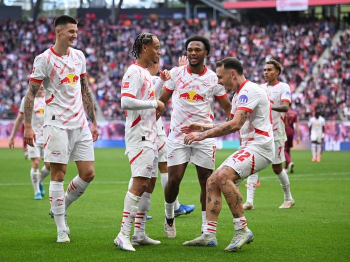 Soccer Football - Bundesliga - RB Leipzig v FC Augsburg - Red Bull Arena, Leipzig, Germany - September 28, 2024 RB Leipzig's Xavi Simons celebrates scoring their fourth goal with Lois Openda, Benjamin Sesko and David Raum REUTERS/Annegret Hilse DFL REGULATIONS PROHIBIT ANY USE OF PHOTOGRAPHS AS IMAGE SEQUENCES AND/OR QUASI-VIDEO.