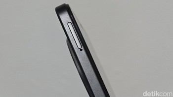 Ada slot SIM Card di sisi kiri. Foto: Adi Fida Rahman/detikINET