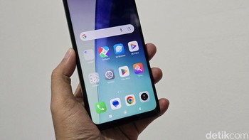 Dengan layar sebesar 6,88 inci memberikan pengalaman menonton pengguna yang luas dan nyaman. Layar ini juga telah tersertifikasi TÜV Rheinland Low Blue Light dan Flicker Free memastikan kenyamanan mata penggunanya meskipun digunakan dalam waktu lama. Selain itu Redmi 14C juga mendukung refresh rate hingga 120Hz, memastikan pengalaman visual yang lebih mulus dan responsif. Foto: Adi Fida Rahman/detikINET