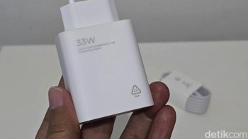 Charger 33W turut diberikan dalam kemasan Foto: Adi Fida Rahman/detikINET