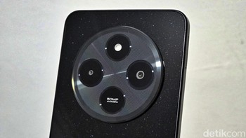 Redmi 14C dilengkapi dengan sistem kamera ganda AI 50MP yang mampu menangkap foto berkualitas tinggi dengan detail yang tajam dan warna yang hidup. Sementara itu, kamera depan 13MP dilengkapi dengan cincin cahaya lembut, memastikan hasil selfie yang lebih baik bahkan dalam kondisi cahaya redup. Foto: Adi Fida Rahman/detikINET
