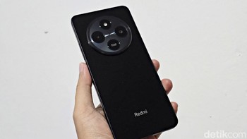 Varian yang di-unboxing berwarna Midnight Black, selain itu ada Dreamy Purple dan Starry Blue. Foto: Adi Fida Rahman/detikINET