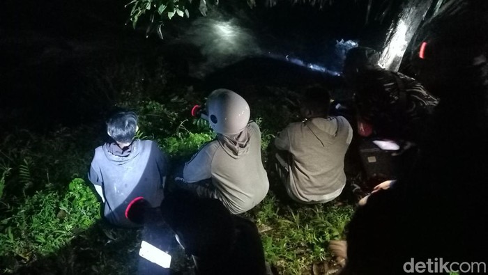 Pencarian dua remaja di objek wisata Sungai Gelar, Banjar Palungan Batu, Desa Batuagung, Kecamatan Jembrana, Kabupaten Jembrana, Senin (30/9/2024). (I Putu Adi Budiastrawan/detikBali).