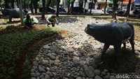 Taman yang sebelumnya tak terawat tersebut direvitalisasi dengan penambahan fasilitas seperti lubang biopori untuk menyerap air hujan.