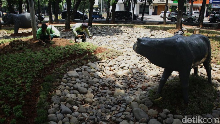 Taman Kerbau Gajah di Jl Dharmawangsa, Jakarta Selatan, tengah direvitalisasi. Taman tersebut direvitalisasi dengan penambahan fasilitas seperti lubang biopori untuk menyerap air hujan.