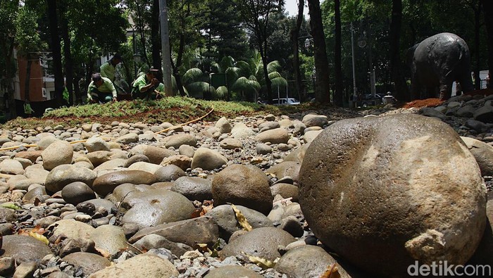 Taman Kerbau Gajah di Jl Dharmawangsa, Jakarta Selatan, tengah direvitalisasi. Taman tersebut direvitalisasi dengan penambahan fasilitas seperti lubang biopori untuk menyerap air hujan.