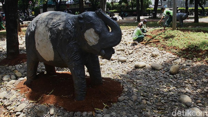 Revitalisasi Taman Kota yang Dilengkapi Biopori Taman Kerbau Gajah di Jl Dharmawangsa, Jakarta Selatan, tengah direvitalisasi. Taman tersebut direvitalisasi dengan penambahan fasilitas seperti lubang biopori untuk menyerap air hujan.