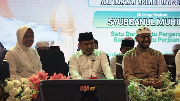 Risma hadiri kegiatan AMI Bersholawat