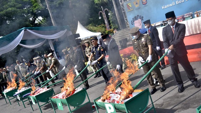 Rokok Ilegal dan Miras Senilai Rp 6,5 Miliar Dimusnahkan Pemkab Bandung