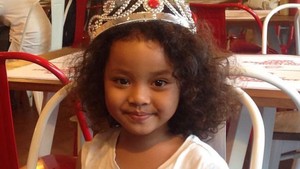 Romaria Simbolon saat muncul sebagai penyanyi cilik dengan rambut keriting dan lincah menyanyikan lagu Malu Sama Kucing. Foto: Instagram @romariasimbolon1511