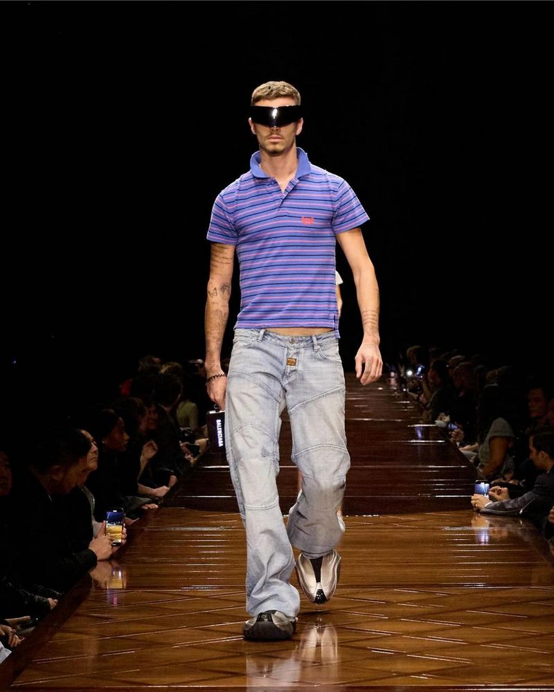 Romeo Beckham debut jadi model catwalk di fashion show Balenciaga.