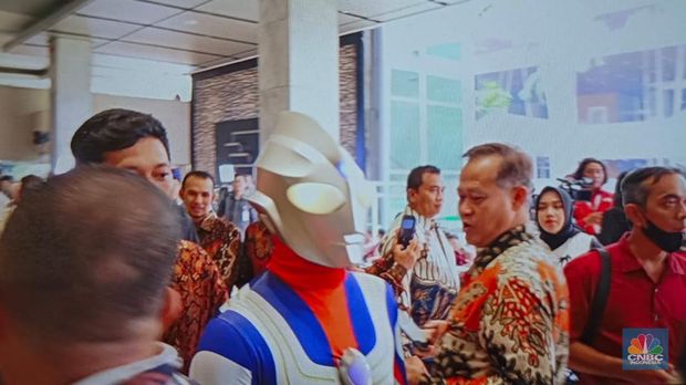 Salah satu caleg dari Golkar Jamaludin Malik mengenakan kostum Super Hero Ultraman saat tiba di Gedung DPR RI menjelang Sidang Pengucapan Sumpah Janji Anggota DPR/DPD/MPR 2024-2029 pada Selasa (1/10/2024). (CNBC Indonesia/Martyasari Rizky)