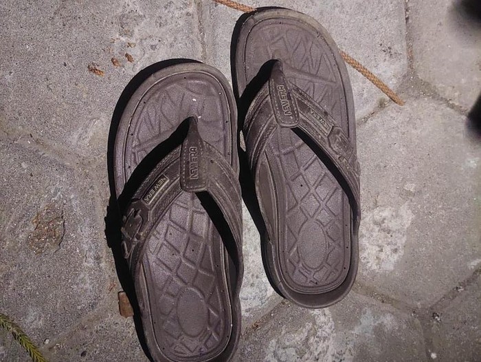 Sandal pelaku J yang tertinggal di lokasi pencurian motor di Pangkah, Tirtosari, Kapanewon Kretek, Bantul. Foto diunggah pada Selasa (1/10/2024).