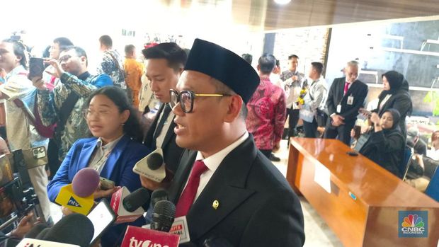 Selebritas Uya Kuya tiba di Gedung DPR RI menjelang Sidang Pengucapan Sumpah Janji Anggota DPR/DPD/MPR 2024-2029 pada Selasa (1/10/2024). (CNBC Indonesia/Martyasari Rizky)