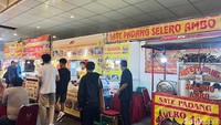 Terdapat lebih dari 15 tenant makanan di Festival Sumarak Minangkabau 2024. Tentu citarasa yang ditawarkan oleh setiap penjual sudah pasti autentik. Foto: Detikcom / Atiqa Rana