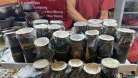 Ampiang dadiah dikenal juga sebagai yogurtnya orang Minang. Susu kerbau akan dimasukkan ke dalam potongan bambu seperti ini dan difermentasi selama beberapa waktu. Foto: Detikcom / Atiqa Rana