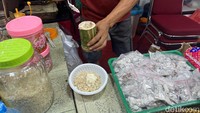 Dadiah yang sudah difermentasi lalu akan disajikan dengan ampiang ketan dan juga siraman gula merah. Rasanya pun unik, perpaduan antara asam dan manis. Foto: Detikcom / Atiqa Rana
