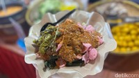Bisa juga pesan lontong pical khas Minang di sini. Seporsi lengkap dan besar harganya hanya Rp 25.000. Punya rasa yang mirip seperti pecel Jawa, tetapi lebih pedas. Foto: Detikcom / Atiqa Rana