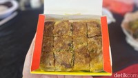  Seporsi martabak kubang dibanderol Rp 40.000. Disajikan dalam potongan kecil-kecil, tetapi memuaskan karena dagingnya tebal. Foto: Detikcom / Atiqa Rana