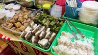 Di festival kuliner ini pengunjung juga bisa menemukan berbagai macam jajanan kue khas Minang, seperti kue mangkuk hingga bika bakar. Foto: Detikcom / Atiqa Rana