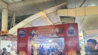 Belum lama ini digelar festival kuliner menarik berlokasi di Blok M Square. Festival kuliner tersebut menyajikan berbagai macam makanan tradisional khas Minangkabau. Foto: Detikcom / Atiqa Rana