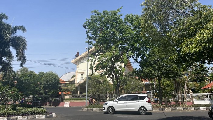 Situasi di depan Gereja Kristus Raja Surabaya usai temuan granat nanas.