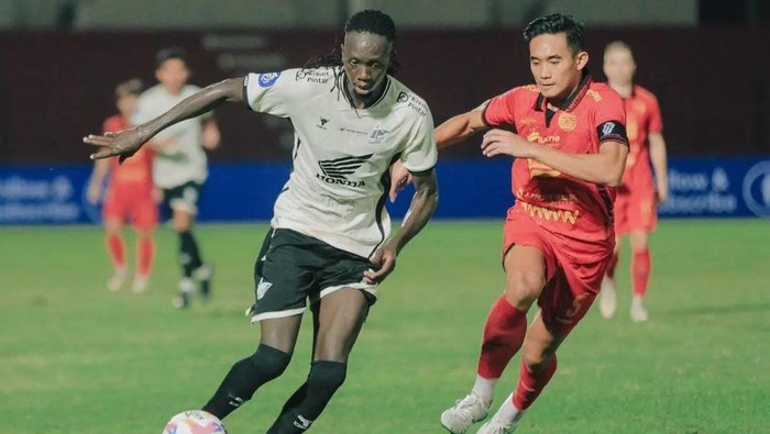 Striker PSM Makassar Tito Okello dan bek Persija Jakarta Rizky Ridho berduel dalam laga Liga 1 2024/2025.
