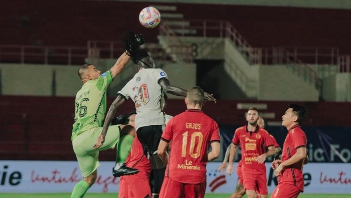 Striker PSM Makassar Tito Okello dikepung pemain Persija Jakarta dalam laga lanjutan Liga 1 2024/2025 di Stadion Sultan Agung.