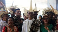 Sebagian anggota dewan dan keluarga datang dengan mengenakan pakaian adat. 