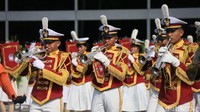 Marching band turut menyambut kedatangan para anggota dewan yang akan dilantik hari ini. 