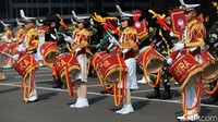 Aksi marching band ini dilakukan di halaman gedung DPR. 