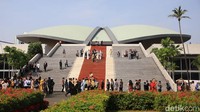 Para anggota dewan dan keluarga sudah tiba di gedung DPR, Selasa (1/10/2024). Sebagian dari meraka tampak berkumpul di depan gedung Kura-kura.