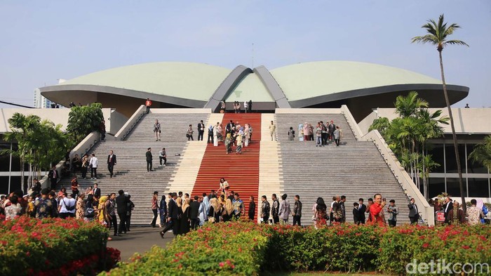 Suasana Gedung DPR Jelang Pelantikan Anggota Parlemen Anggota terpilih MPR/DPR/DPD RI periode 2024-2029 akan dilantik hari ini. Pantauan detikcom di gedung DPR, Senayan, Jakarta, Selasa (1/10/2024), suasana di gedung DPR pagi ini mulai tampak ramai. Aparat keamanan tampak telah berjaga di sekitar lokasi Gedung DPR.