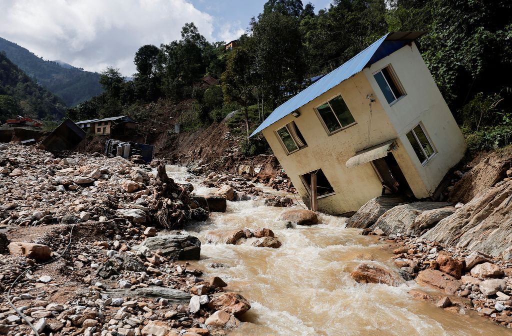 Suasana pasca banjir dan longsor yang melanda desa Bhumidanda, kotamadya Panauti, di Kavre, Nepal, Selasa (1/10/2024). (REUTERS/Navesh Chitrakar) Suasana pasca banjir dan longsor yang melanda desa Bhumidanda, kotamadya Panauti, di Kavre, Nepal, Selasa (1/10/2024). (REUTERS/Navesh Chitrakar)