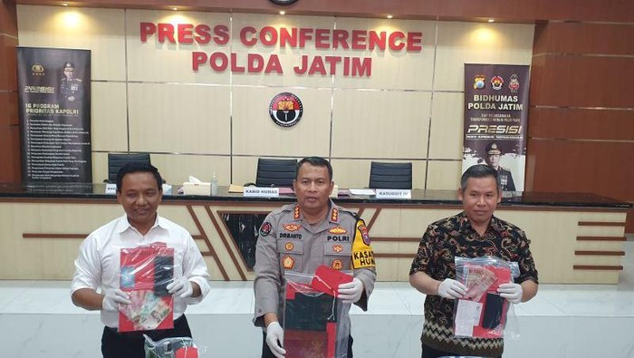 Subdit Renakta Ditreskrimum Polda Jawa Timur membongkar kasus pesta seks tukar pasangan.