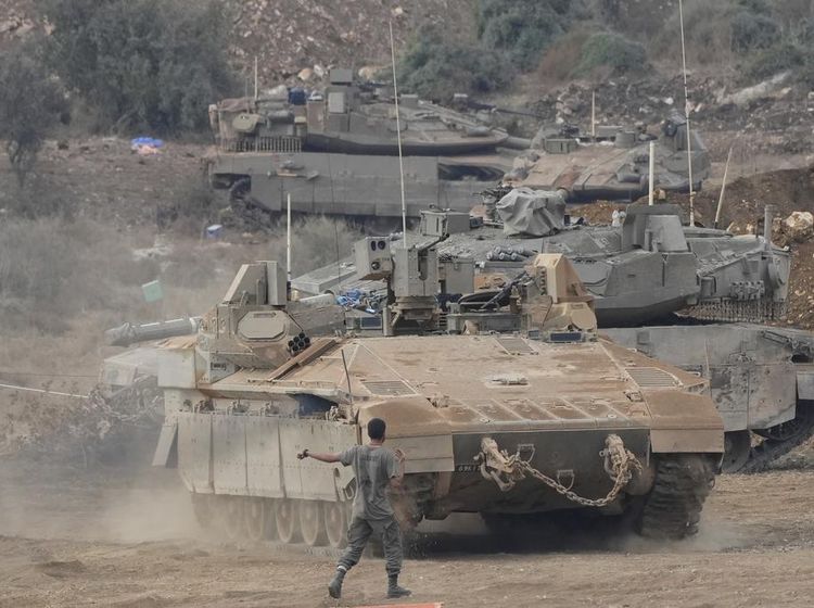 Tank-tank Israel Bersiaga di Perbatasan Lebanon