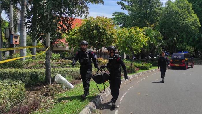 Tim Gegana penjinak bom mengevakuasi granat nanas yang ditemukan di taman seberang Gereja Kristus Raja.