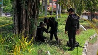 Granat itu ditemukan oleh petugas Kebersihan dan Pertamanan Kota Surabaya di taman jalan seberang Gereja Kristus Raja Surabaya.