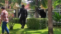 Tim Gegana Polda Jatim melakukan penyisiran dan pemeriksaan di penemuan granat nanas jenis fermentasi di sekitar taman Gereja Kristus Raja.