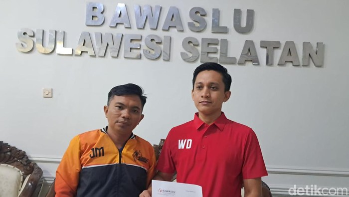 Tim hukum paslon Mohammad Ramdhan Danny Pomanto-Azhar Arsyad (DIA) Prawidi Wisanggeni (kanan) di kantor Bawaslu Sulsel. Nur Hidayat Said/detikSulsel