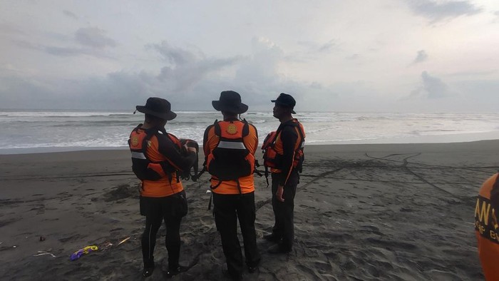Tim SAR gabungan menyisir garis Pantai Wagir Indah, Kecamatan Adipala, Kabupaten Cilacap, dalam proses pencarian tiga remaja yang hilang terseret ombak, Selasa (1/10/2024) sore.