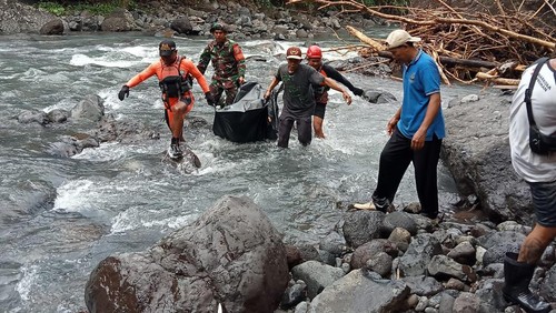 Tim SAR Jembrana membawa jenazah Rama Fahri Zaki yang hanyut  di Sungai Gelar, Desa Batuagung, Jembrana, Bali, Selasa (1/10/2024).