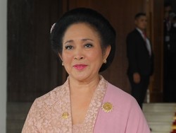 Foto: Gaya 12 Anggota DPR Berkebaya Saat Dilantik, Titiek Soeharto Pakai Pink