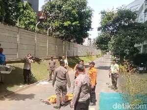 Polisi Periksa TKP Mahasiswa Petra Tewas Diduga Lompat dari Gedung Kampus