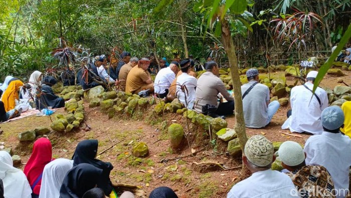 Tradisi Mupunjung Hajat Lembur di Situs Pecat Dudukuy Cibangban, Desa Bunter, Kecamatan Sukadana, Kabupaten Ciamis.
