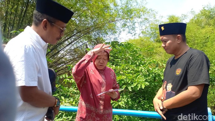 Tri Rismaharini saat meninjau Sungai Kemuning dalam rangka mencari solusi banjir tahunan di Sampang.