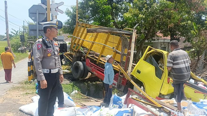 Truk angkut pakan ayam yang tertabrak KA Pandalungan di Probolinggo.