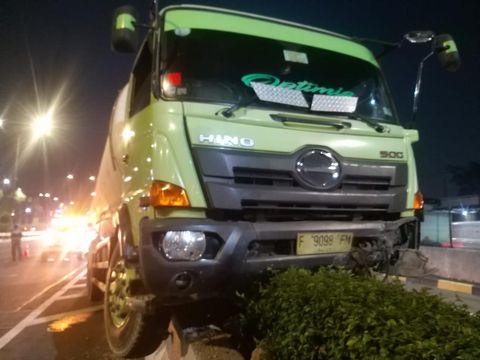 Truk Tangki Tabrak Rambu hingga Pembatas Jalan di Tol JORR Pagi Ini