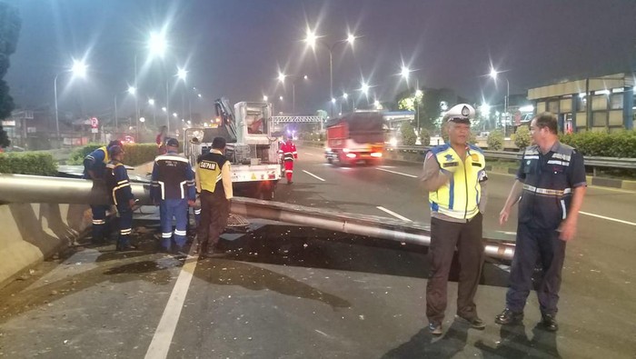 Truk Tangki Tabrak Rambu hingga Pembatas Jalan di Tol JORR Pagi Ini